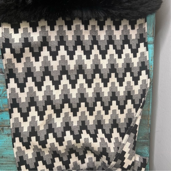 Carlisle 100% Wool Chevron Black & Grey Faux Fur Scarf - Picture 6 of 10